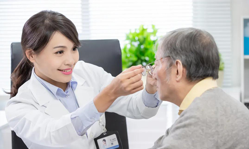 剛進(jìn)入40歲，你能接受戴老花鏡嗎？