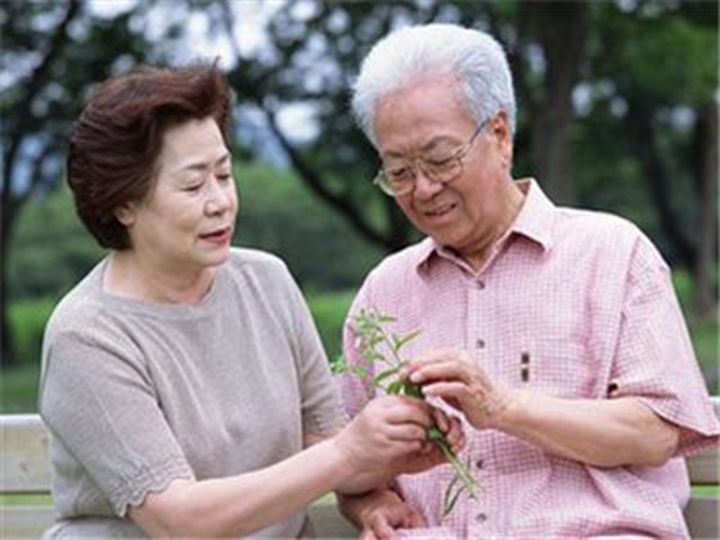 老花鏡科普：老人該如何緩解老花眼？