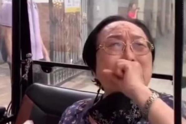 老花鏡不能隨意佩戴，按照年齡度數購買(mǎi)不準確
