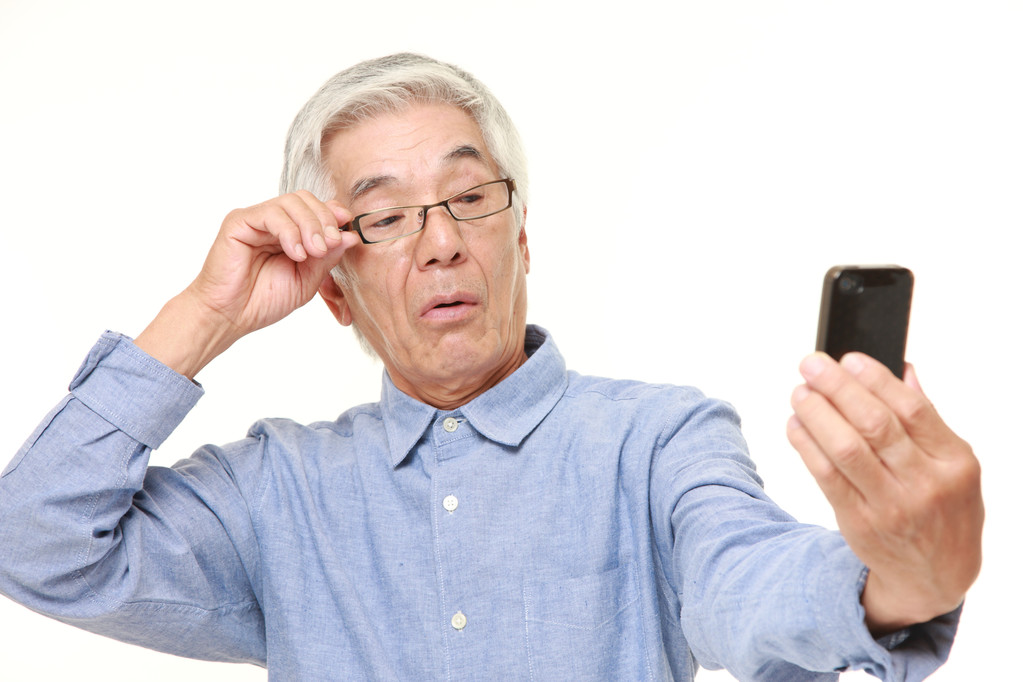 天天玩手機，老花眼可不慣著(zhù)你！
