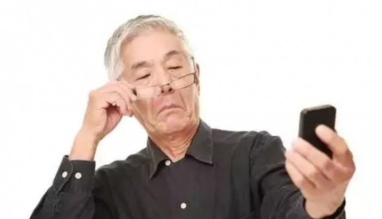 美麗島多焦鏡：用手機發(fā)信息成了奢侈，六十歲的困惑看他怎么解決